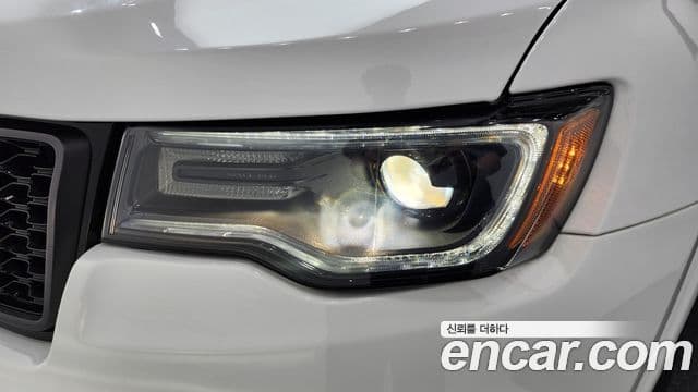 Jeep Grand Cherokee 2021 — Photo 16/35