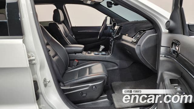 Jeep Grand Cherokee 2021 — Photo 20/35