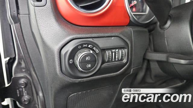 Jeep Wrangler 2021 — ფოტო 16/20