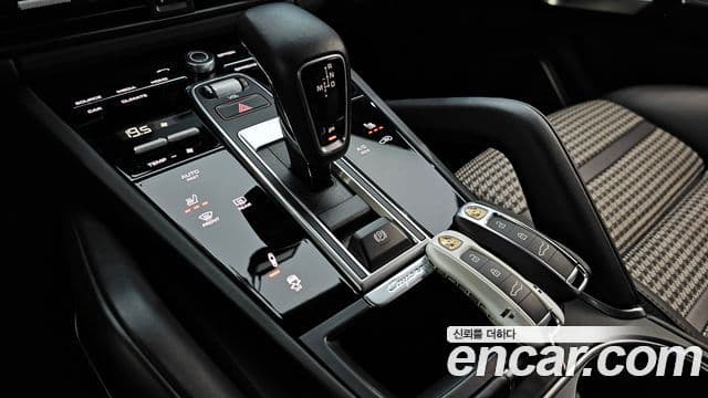 Porsche Cayenne 2020 — ფოტო 8/20