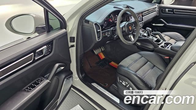 Porsche Cayenne 2020 — ფოტო 9/20