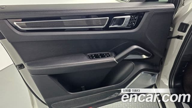 Porsche Cayenne 2020 — Photo 7/33