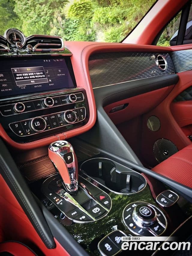 Bentley Bentayga 2022 — ფოტო 17/20