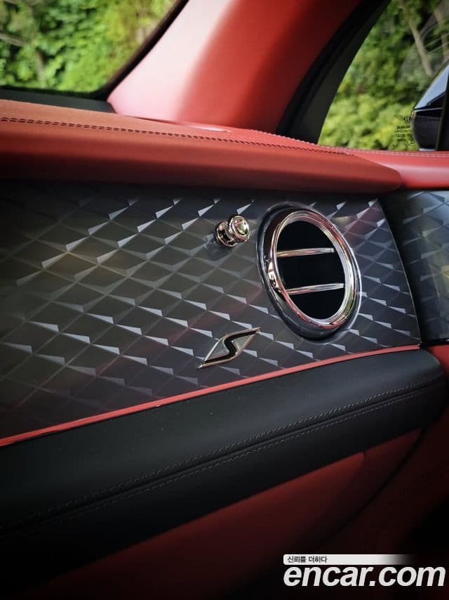 Bentley Bentayga 2022 — ფოტო 6/20