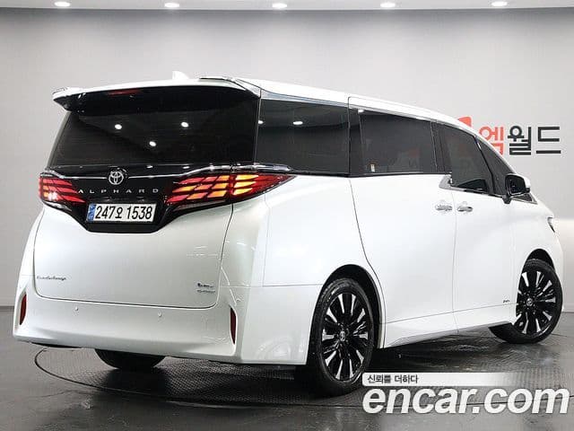 Toyota Alphard 2023 — Photo 19/20