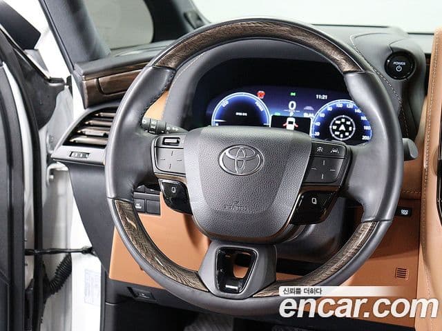 Toyota Alphard 2023 — Photo 17/20