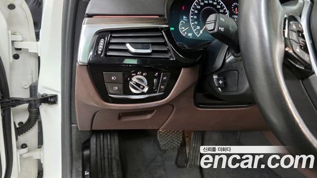 BMW 5 Series 2019 — ფოტო 16/20