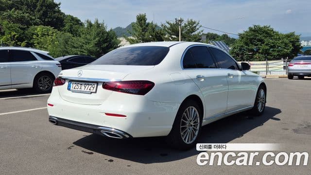 Mercedes-Benz E-Class 2023 — ფოტო 4/19