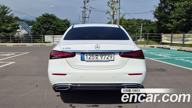 Mercedes-Benz E-Class 2023 — ფოტო 5/19