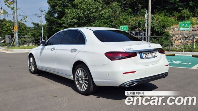 Mercedes-Benz E-Class 2023 — ფოტო 6/19
