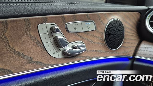 Mercedes-Benz E-Class 2023 — ფოტო 8/19