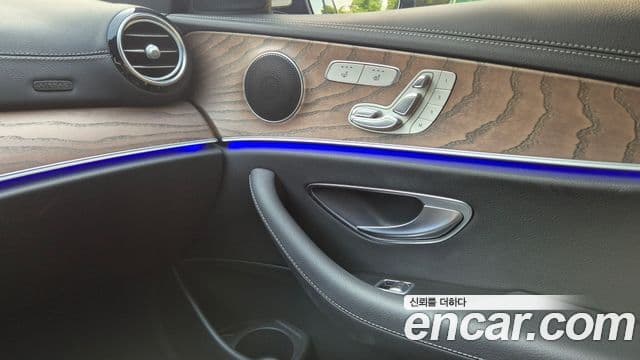 Mercedes-Benz E-Class 2023 — ფოტო 14/19