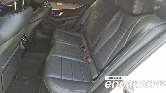Mercedes-Benz E-Class 2023 — ფოტო 17/19