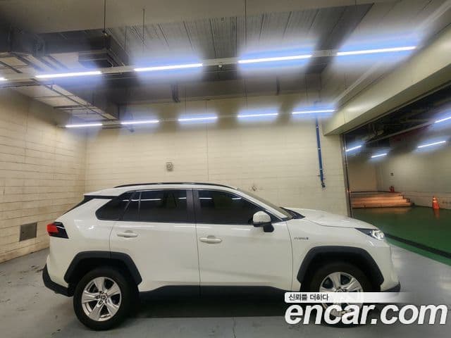 Toyota RAV4 2020 — Фото 2/20