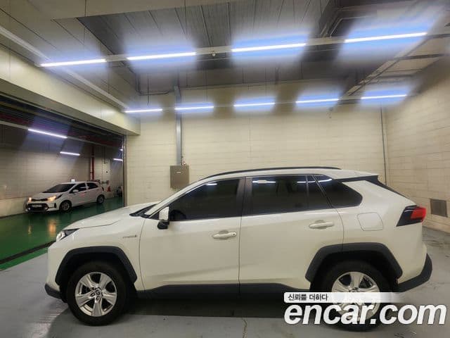 Toyota RAV4 2020 — Фото 6/20