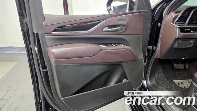 Cadillac Escalade 2021 — Photo 32/34