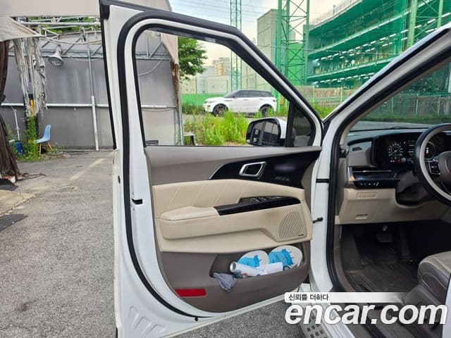 Kia Carnival 2021 — ფოტო 14/20