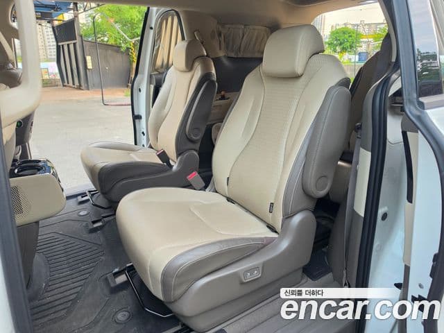 Kia Carnival 2021 — ფოტო 16/20