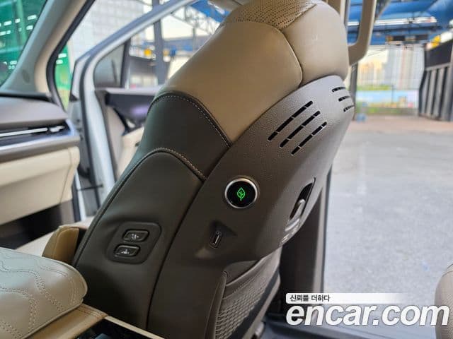 Kia Carnival 2021 — ფოტო 17/20