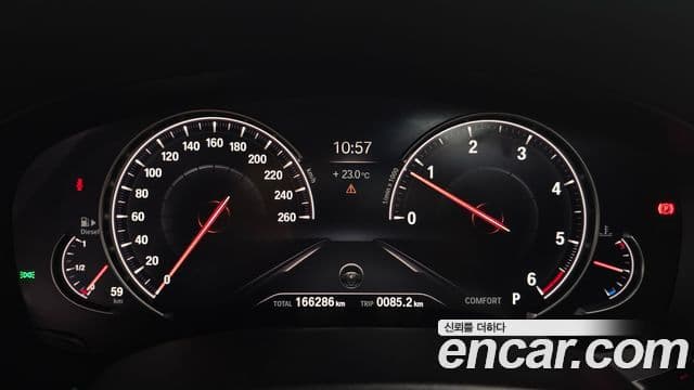 BMW 5 Series 2018 — ფოტო 8/20