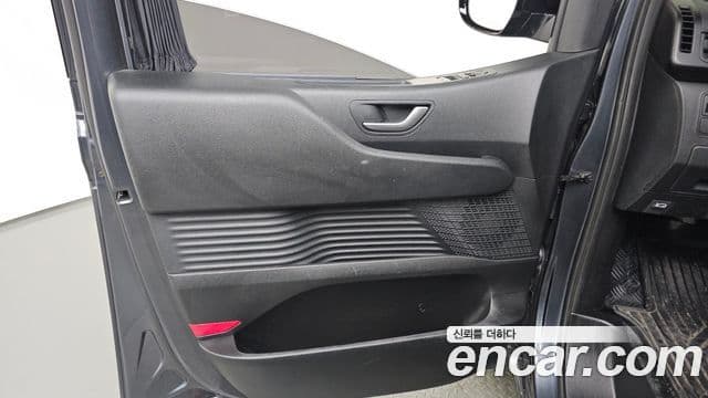 Hyundai Staria 2023 — ფოტო 7/31