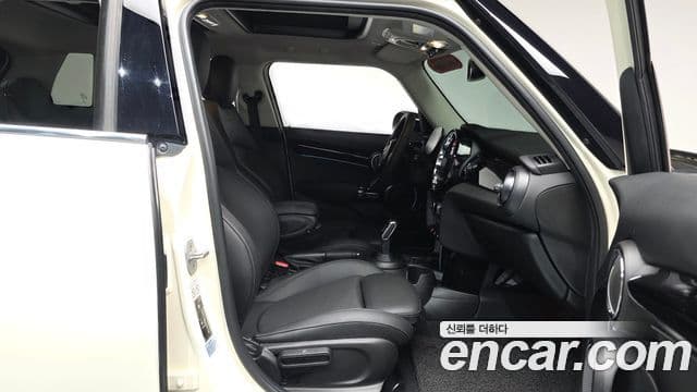 Mini Cooper 2021 — Photo 18/30