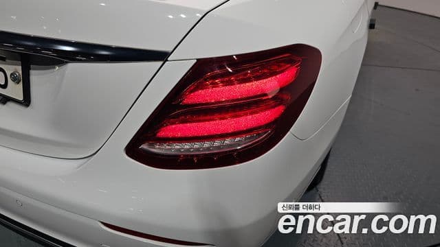 Mercedes-Benz E-Class 2018 — ფოტო 32/33