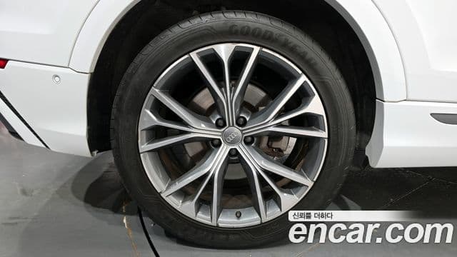 Audi Q7 2021 — ფოტო 5/20