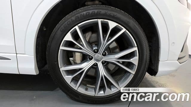 Audi Q8 2021 — Photo 9/39