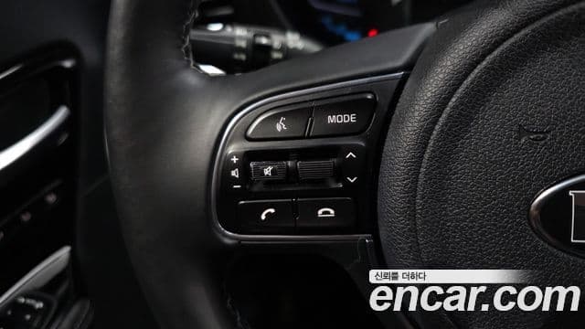 Kia Niro 2019 — ფოტო 15/20