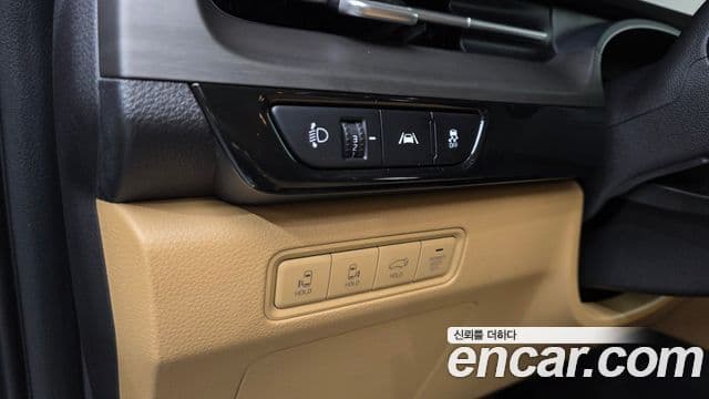 Kia Carnival 2021 — ფოტო 18/20
