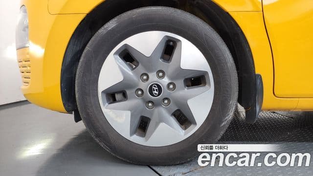 Hyundai Staria 2023 — ფოტო 5/20