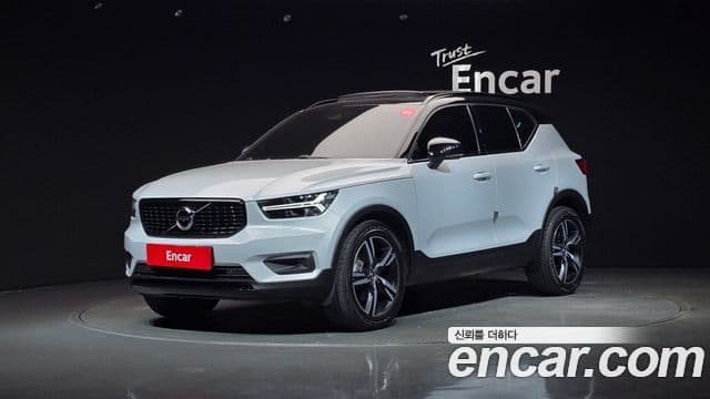 Volvo XC40 2021 — ფოტო 1/20