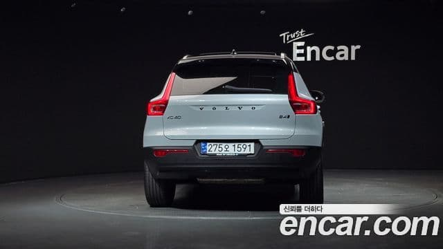 Volvo XC40 2021 — ფოტო 4/20