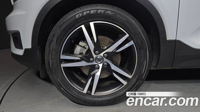 Volvo XC40 2021 — ფოტო 5/20