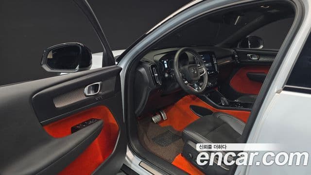 Volvo XC40 2021 — ფოტო 10/20