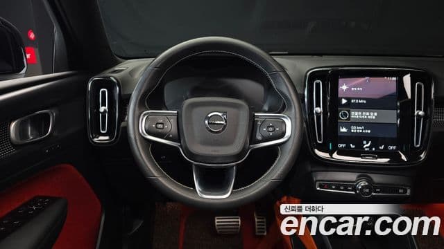 Volvo XC40 2021 — ფოტო 13/20