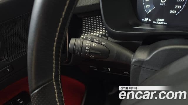 Volvo XC40 2021 — ფოტო 17/20