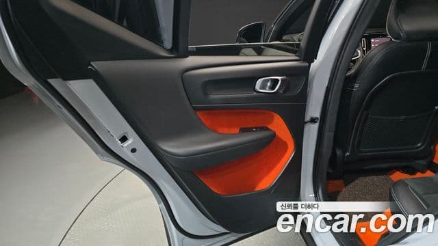 Volvo XC40 2021 — Photo 21/30