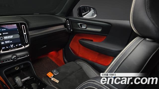 Volvo XC40 2021 — Photo 12/30