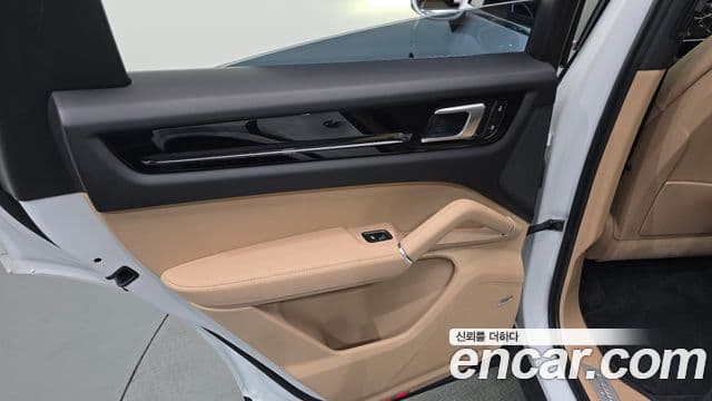 Porsche Cayenne 2023 — Photo 30/35