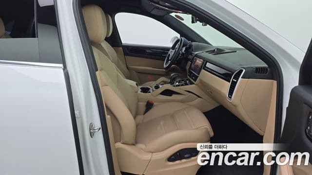 Porsche Cayenne 2023 — Photo 13/35