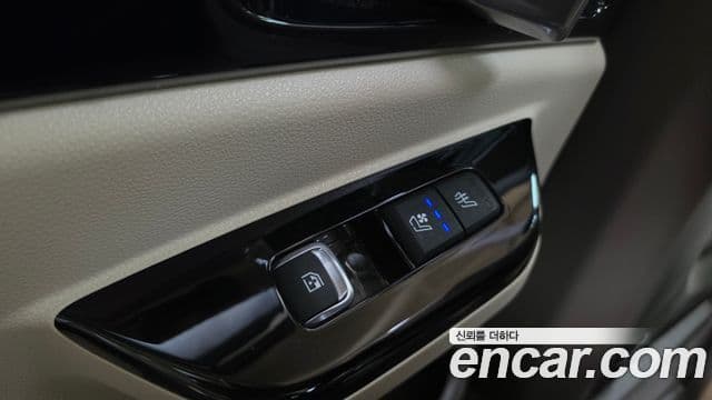 Kia Carnival 2021 — ფოტო 17/20