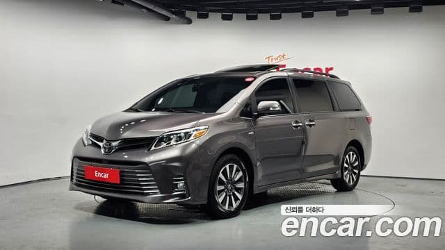 Toyota Sienna 2018 — ფოტო 1/20