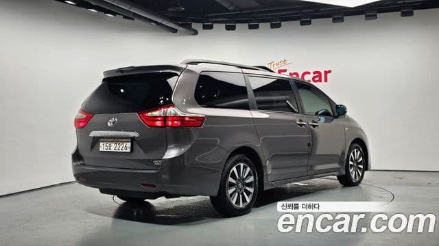 Toyota Sienna 2018 — ფოტო 2/20