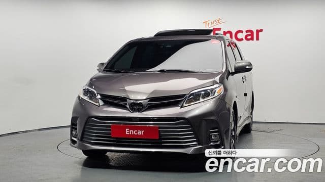 Toyota Sienna 2018 — ფოტო 3/20