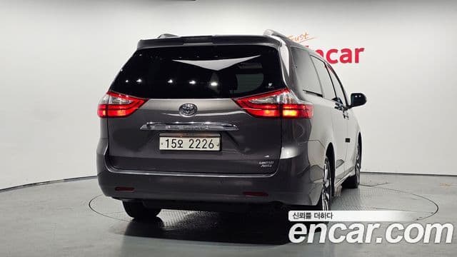 Toyota Sienna 2018 — ფოტო 4/20