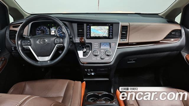 Toyota Sienna 2018 — ფოტო 7/20