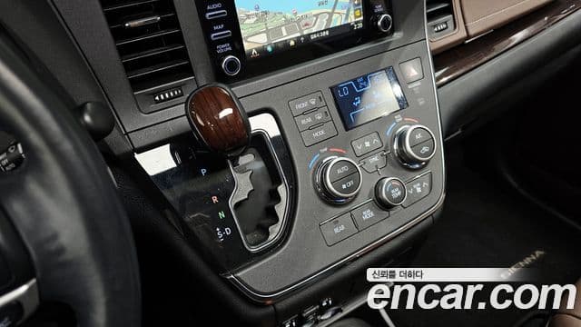 Toyota Sienna 2018 — ფოტო 9/20