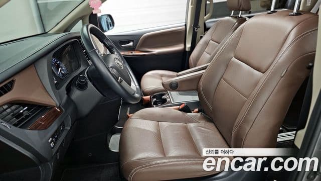 Toyota Sienna 2018 — ფოტო 11/20